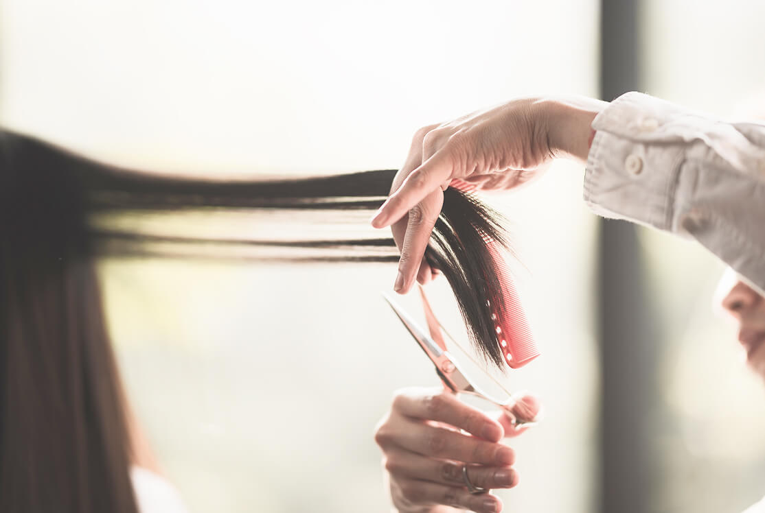 ヘアカットをする手元の写真
