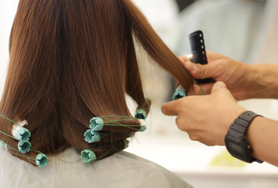 パーマの施術をする手元の写真