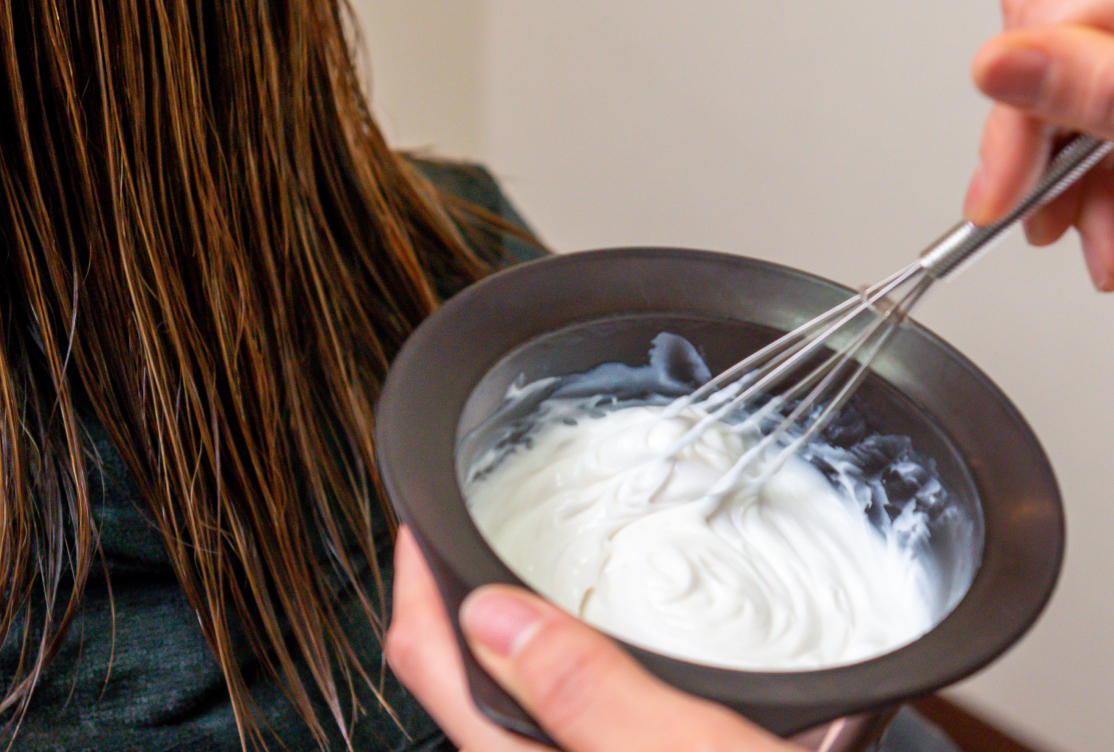 カラー剤を混ぜる手元の写真