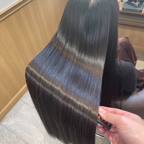 髪を梳かしている写真