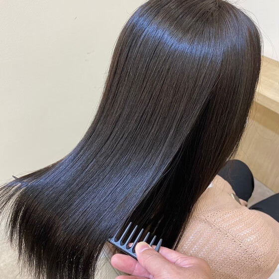 髪を梳かしている写真