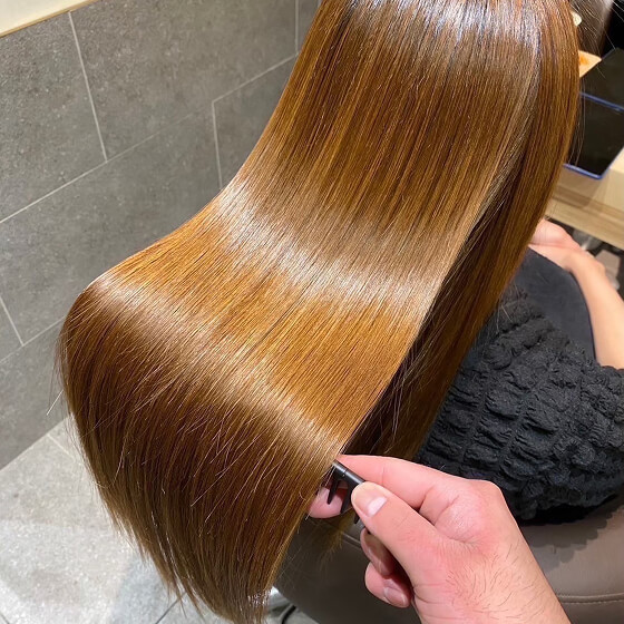 髪を梳かしている写真