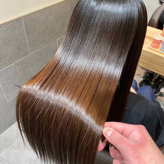 髪を梳かしている写真